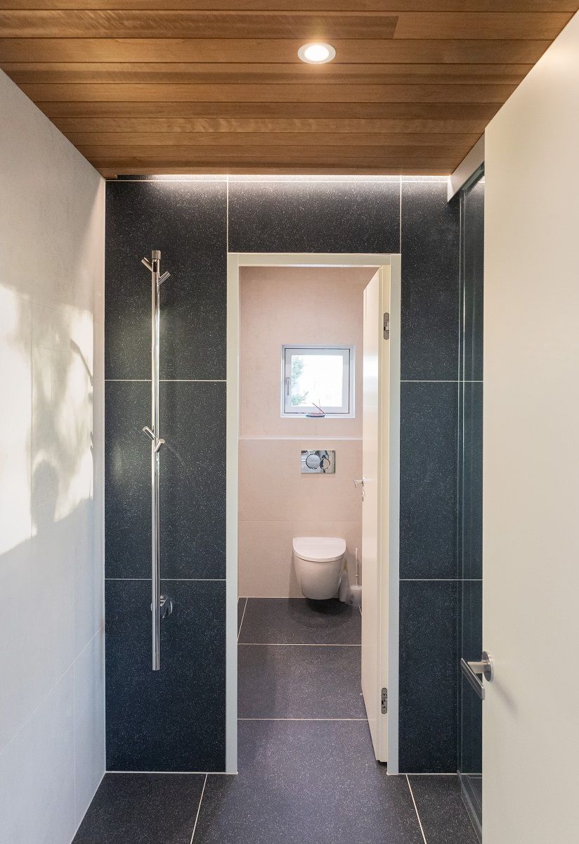 The bathroom lighting consists of several elements, spotlights recessed in the ceiling, LED strip lighting along the ceiling, and mirror lighting in the toilets.